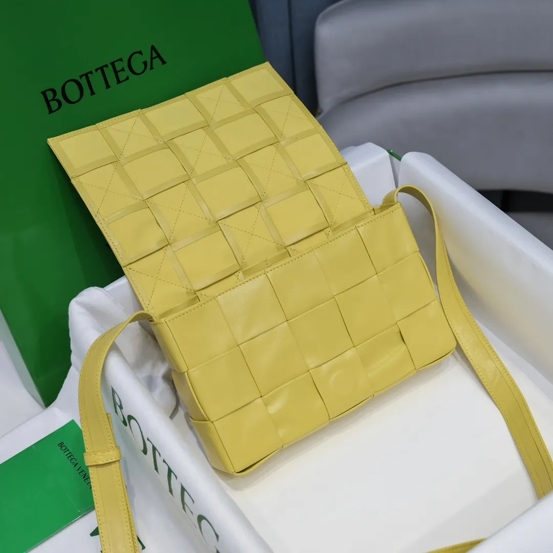 𝒃𝒐𝒕𝒕𝒆𝒈𝒂 𝒗𝒆𝒏𝒆𝒕𝒂-New style𝒄𝒂𝒔𝒔𝒆𝒕𝒕𝒆 The new cassette is really for both men and women 🉑️, the leather surface is changed from lamb to waxed calfskin, the gloss is 💯, the shoulder straps are matched with classic triangle elements, exquisite and fashionable, a street photography artifact (ps: super practical‼️) 🌈Only the highest-end in the market, welcome to compare Size: 23*15*5cm.     Model: 6687# oil wax leather